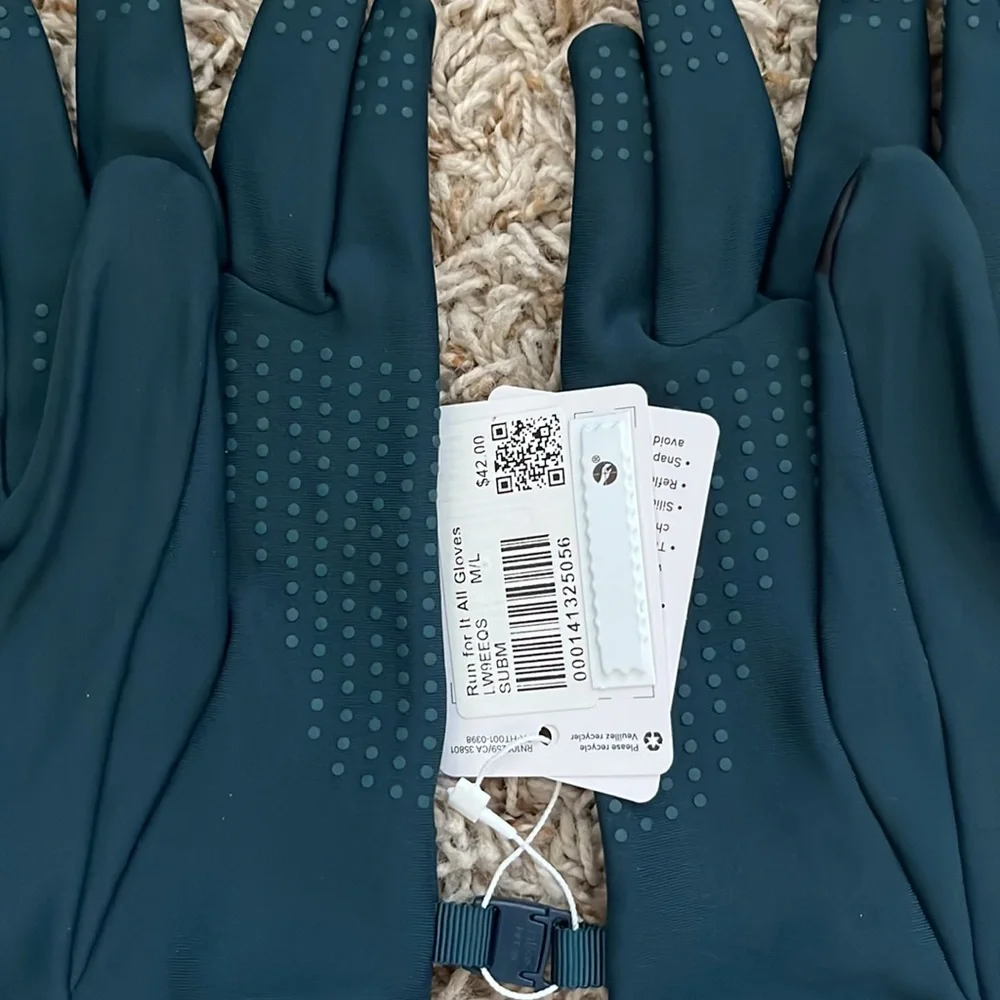 Lululemon Women's Run for It All Gloves 
Tech NWT Size M/L - Picture 4 of 12